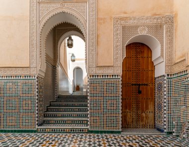 Meknes, Fas - 5 Mart 2024: Bou Inania Madrasa 'nın tarihi eski Meknes kasabasındaki iç manzarası