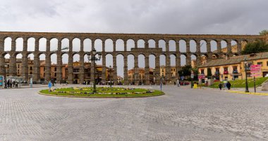 Segovia, İspanya - 7 Nisan 2024: Segovia şehir merkezindeki Plaza Oriental meydanı ve Roma su kemeri manzarası