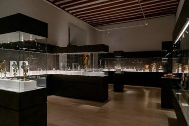 Segovia, İspanya - 7 Nisan 2024: Segovia 'nın tarihi şehir merkezindeki Episcopal Sarayı müzesinde sergiler