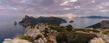 Güneş doğarken Majorca 'nın kuzeybatısındaki Kaptan de Formentor' un manzarası.