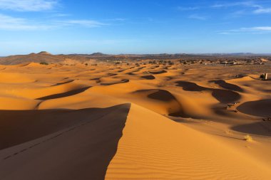 Fas 'taki Erg Chebbi' deki kum tepelerinin manzarası.