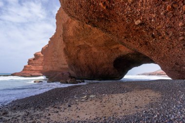 Fas 'ın Atlantik kıyısındaki Legzira' daki plaj ve kaya kemerinin manzarası.