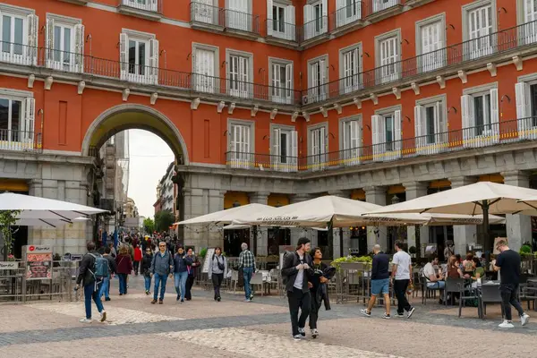 Madrid, İspanya - 6 Nisan 2024: Madrid şehir merkezindeki Plaza Belediye Başkanı meydanı.