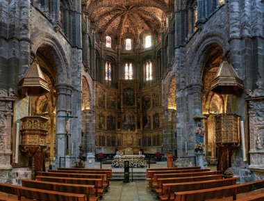 Avila, İspanya - 8 Nisan 2024: Avila Katedrali 'ndeki sunak ve sunak manzarası