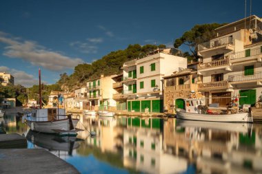 Puerto de Cala Figuera, İspanya - 22 Janaury, 2024: Mallorca 'daki Cala Figuera limanındaki pitoresk köy ve liman manzarası