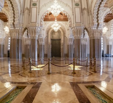 Casablanca, Fas - 29 Mart 2024: Kazablanka şehir merkezindeki Hassan II Camii 'nin batı kapısı ve merkez salonu.