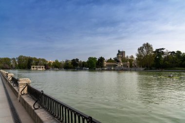 Madrid, İspanya - 6 Nisan 2024: Madrid şehir merkezindeki El Retiro Parkı 'ndaki Alfonso XII Anıtı ve tekne göleti manzarası