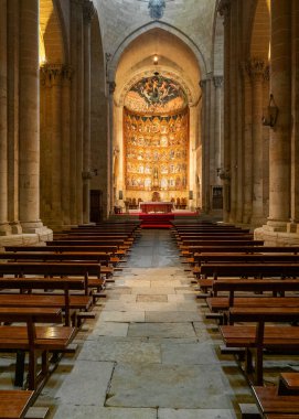 Salamanca, İspanya - 9 Nisan 2024: Salamanca Eski Katedrali 'nin merkez nehri manzarası