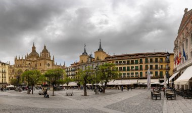 Segovia, İspanya - 7 Nisan 2024: Segovia Katedrali ve şehir merkezindeki Plaza Belediye Başkanı Meydanı
