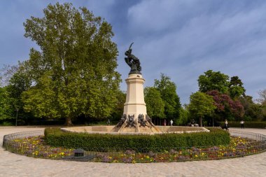 Madrid, İspanya - 6 Nisan 2024: Madrid şehir merkezindeki El Retiro Parkı 'ndaki Başmelek Lucifer veya Düşmüş Melek Pınarı manzarası