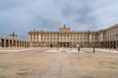 Madrid, İspanya - 6 Nisan 2024: Madrid şehir merkezindeki avlu ve kraliyet İspanyol Sarayı manzarası