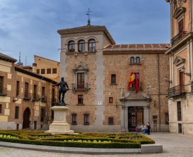 Madrid, İspanya - 6 Nisan 2024: Madrid şehir merkezindeki Plaza de la Villa Meydanı