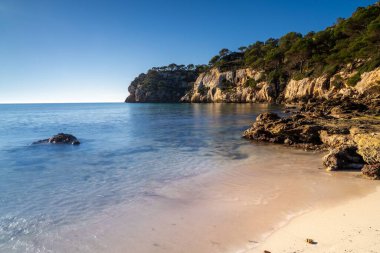 Güney Menorca 'daki huzurlu Cala Macarella manzarası