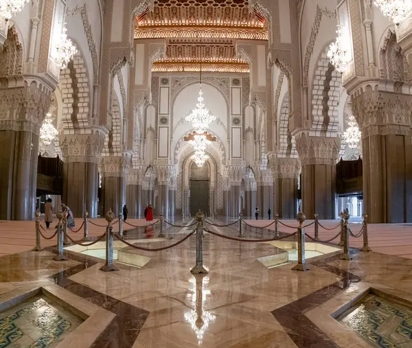 Casablanca, Fas - 29 Mart 2024: Kazablanka şehir merkezindeki Hassan II Camii 'nin batı kapısı ve merkez salonu.