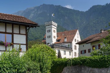 Grisonlar Kantonu 'ndaki İsviçre Alp Köyü manzarası