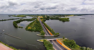 Hollanda 'da Hardwijk yakınlarındaki Flevoland' da seyir edilebilen Veluwemeer su kemerinin insansız hava aracı görüntüsü.