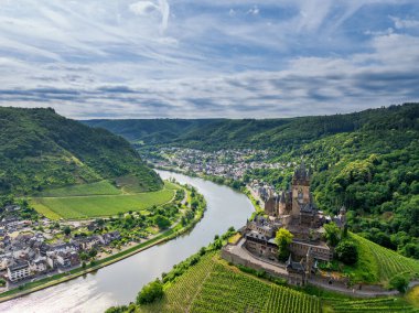 Mosel Vadisi 'nin, Cochem' in ve şatonun havadan manzarası.