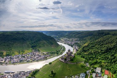 Mosel Vadisi 'nin, Cochem' in ve şatonun havadan manzarası.