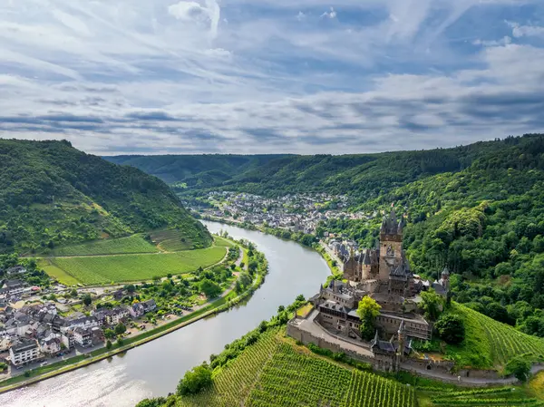 Mosel Vadisi 'nin, Cochem' in ve şatonun havadan manzarası.