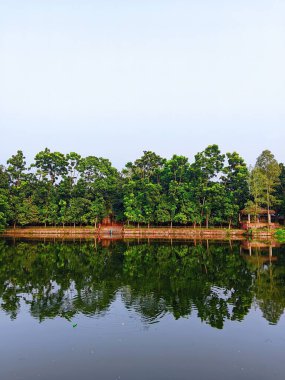 Güzel bir gölet manzarası. Şirin Parkı Bangladeş 'in Rangpur bölgesinde yer alıyor.