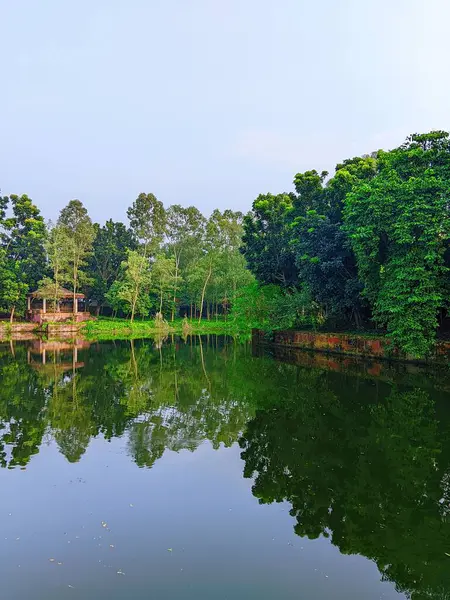Güzel bir göl manzarası..