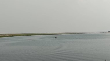 Bangladeş kırsalında sakin bir nehirde tekneyle açılmak