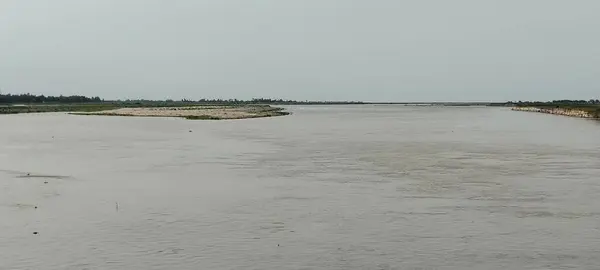 Sandy Shores ve Yeşillik ile Serene Nehri Manzarası  