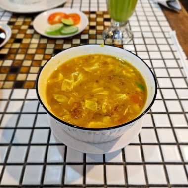 Tongseng, Endonezya keçi eti, koyun eti veya köri çorbası, sebze ve soya sosu ile birlikte et yahnisi.