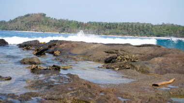 Manzara deniz manzarası, deniz kıyısı çok mercan, deniz suyu Sawarna Sahili, Banten 'de çekiliyor.