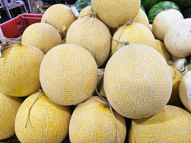 Yenmeye hazır olgun ve taze karpuz yığını.