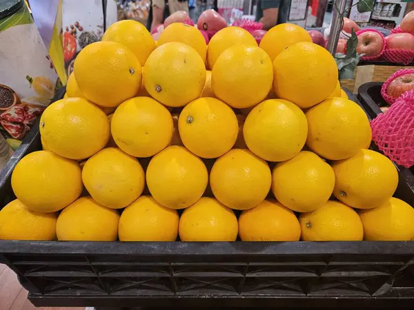 Pazarda satılık taze portakallar.