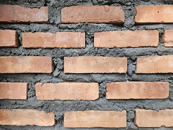 Yeni tuğla duvar kırmızı tuğla kullanılarak inşa edildi ve çimentoyla yapıştırıldı.