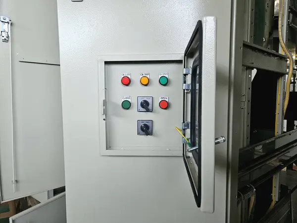 Görünür kontrol düğmelerine sahip elektrik paneli, pürüzsüz endüstriyel süreçler ve güvenlik için gerekli