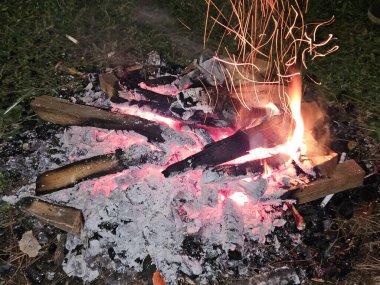 Sessiz karanlıkta parlak bir şekilde yanan sakin kamp ateşi sıcak ve davetkar bir atmosfer yaratıyor. Kamp, açık hava hayatı ya da rahatlama sahneleri için harika.