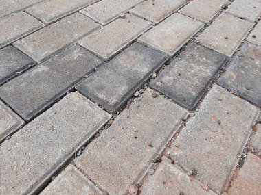 Birbirine kenetlenmiş tuğlalardan yapılmış desenli bir kaldırımın ayrıntılı görünümü