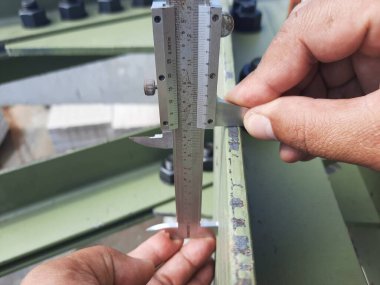 İnşaat amaçlı kalibre kullanılarak çelik çerçevenin doğru ölçümü