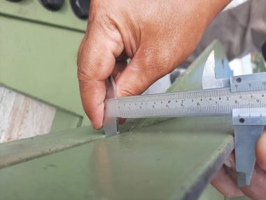 İnşaat amaçlı kalibre kullanılarak çelik çerçevenin doğru ölçümü