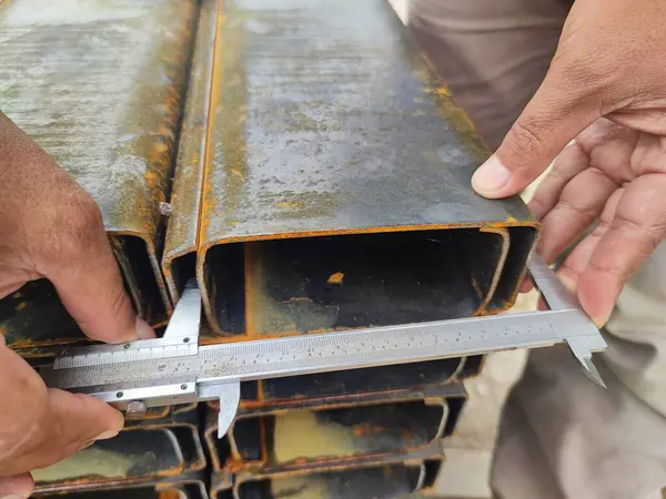 İnşaat ya da imalat için manuel kalibre kullanılarak paslanmış metal boruların hassas ölçümü.