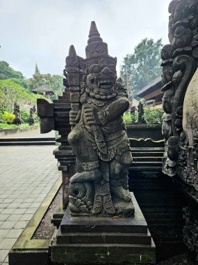 Bali 'den geleneksel taş heykel, Bali Tapınağı' nda kültür mirası ve sanatsal işçilik sergileniyor.