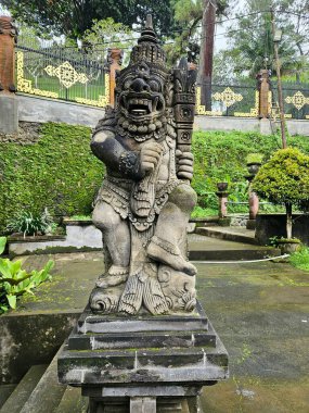 Antik Balili muhafız heykeli. Karmaşık oymalarla, Bali Tapınağı 'ndaki koruma ve manevi gücü simgeliyor.