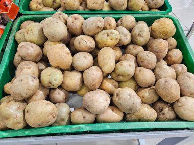 Yerel bir markette pürüzlü ve doğal kusurları olan bir yığın çiğ patates.