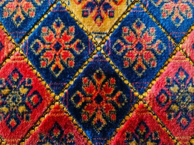 Canlı geometrik desenli renkli geleneksel halı dokusuna yakın plan