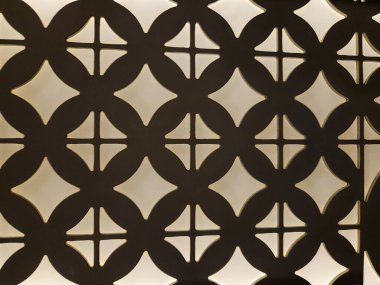 Soyut simetrik tasarımı olan dekoratif delikli panel