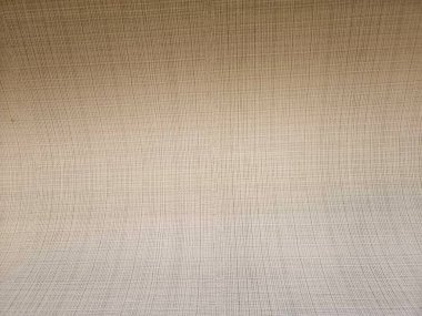 Hafif kıvrımlı açık bej kumaş ince bir eğim yaratıyor