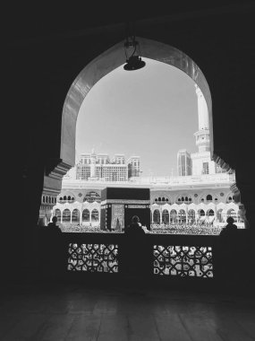Kutsal Kabe güzel dekore edilmiş kemerli bir geçitten görünüyor.