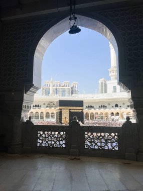 Kutsal Kabe güzel dekore edilmiş kemerli bir geçitten görünüyor.