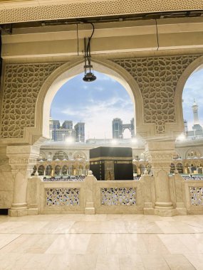 Caminin içinden görünen altın ışıklar Kabe 'de parlıyor.