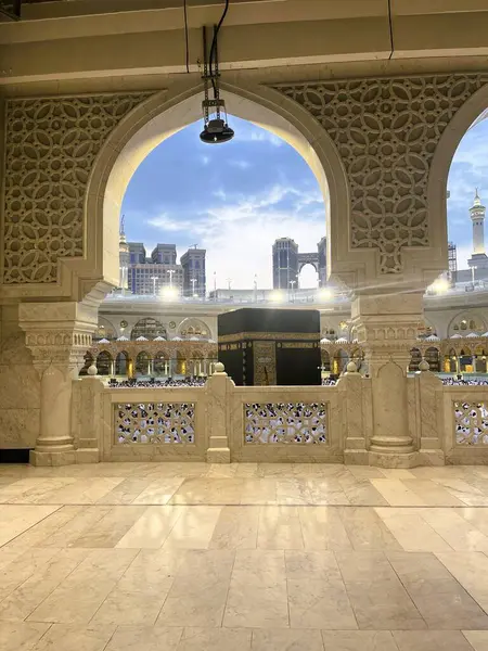 İslam mimarisi tarafından çerçevelenmiş kutsal Kabe 'nin çarpıcı manzarası.