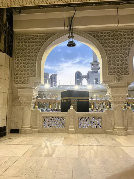 Kabe 'yi aydınlatan Mescid-i Haram' da, karmaşık bir kemer vasıtasıyla görülüyor.