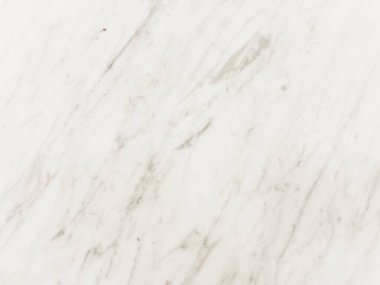 Cilalanmış mermer yüzey doğal desenler sergiliyor.
